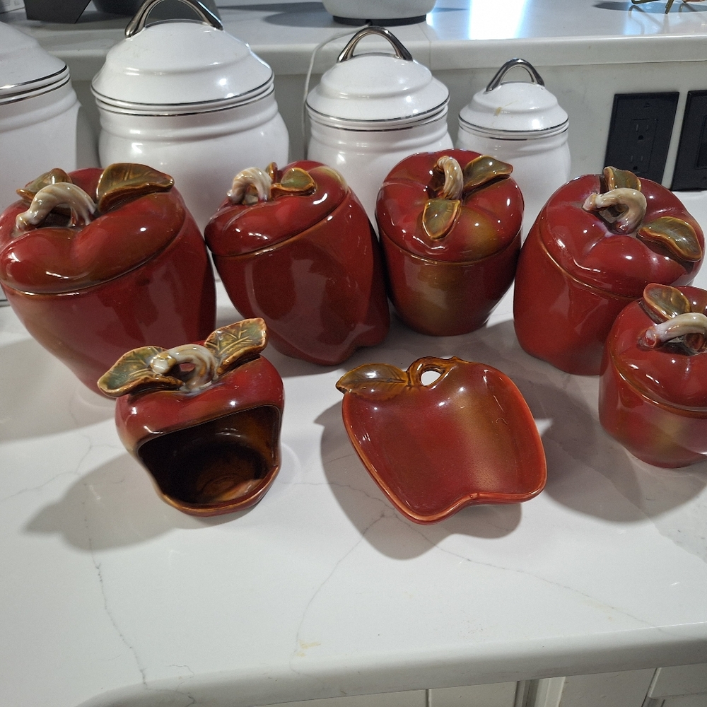 Vintage apple canistry set , Also.Include Spoon rest And a scouring pad holder.
